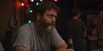 Movie still from “Hearts Beat Loud” (2018), directed by Brett Haley – A person holding a bottle of beer; Close Up shot, Over the shoulder angle