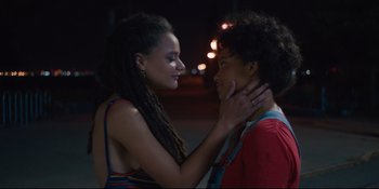 Movie still from “Hearts Beat Loud” (2018), directed by Brett Haley – Two women standing next to each other in front of lights; Close Up shot, Over the shoulder angle