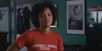 Movie still from “Hearts Beat Loud” (2018), directed by Brett Haley – A woman in a red shirt is standing in a room; Close Up shot, Over the shoulder angle