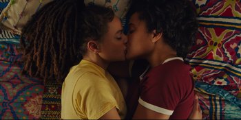 Movie still from “Hearts Beat Loud” (2018), directed by Brett Haley – Two young people kissing each other on a bed; Close Up shot, Overhead angle