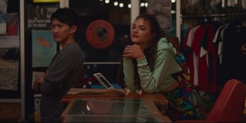 Movie still from “Hearts Beat Loud” (2018), directed by Brett Haley – A woman sitting at a table with her hands on her chin; Medium shot, Over the shoulder angle