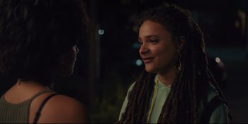 Movie still from “Hearts Beat Loud” (2018), directed by Brett Haley – Two women are talking in the dark; Close Up shot, Over the shoulder angle