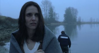 Movie still from “Hellraiser: Hellseeker” (2002), directed by Rick Bota – A woman standing in front of a body of water; Close Up shot, Over the shoulder angle