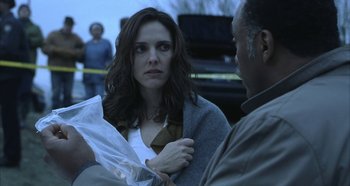 Movie still from “Hellraiser: Hellseeker” (2002), directed by Rick Bota – A woman is holding a white bag while talking to a man; Close Up shot, Over the shoulder angle