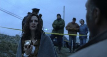 Movie still from “Hellraiser: Hellseeker” (2002), directed by Rick Bota – A group of people standing next to each other on a street; Close Up shot, Over the shoulder angle