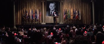 Movie still from “Hoffa” (1992), directed by Danny DeVito – A man is giving a speech in front of an audience; Wide shot, Low angle