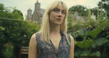 Movie still from “How I Live Now” (2013), directed by Kevin Macdonald – A woman with blonde long hair and a blue dress; Close Up shot, Over the shoulder angle