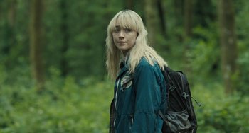 Movie still from “How I Live Now” (2013), directed by Kevin Macdonald – A woman with long blonde hair wearing a blue jacket; Close Up shot, Over the shoulder angle