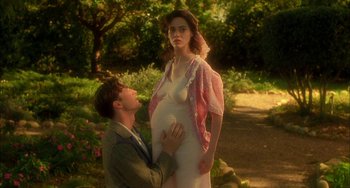 Movie still from “How to Make an American Quilt” (1995), directed by Jocelyn Moorhouse – A man and a pregnant woman standing next to each other; Medium shot, High angle