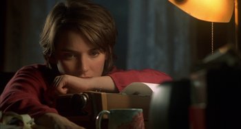 Movie still from “How to Make an American Quilt” (1995), directed by Jocelyn Moorhouse – A woman sitting in front of a computer; Close Up shot, Over the shoulder angle