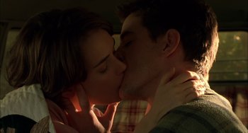 Movie still from “How to Make an American Quilt” (1995), directed by Jocelyn Moorhouse – A man and a woman kissing each other; Close Up shot, Low angle