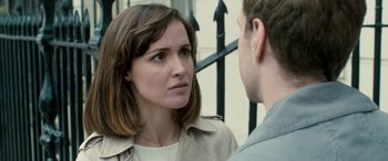 Movie still from “I Give It a Year” (2013), directed by Dan Mazer – A man and a woman are standing next to each other; Close Up shot, Over the shoulder angle