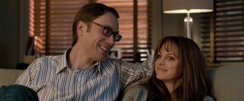 Movie still from “I Give It a Year” (2013), directed by Dan Mazer – A man and a woman sitting next to each other on a couch; Close Up shot, Over the shoulder angle