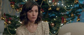 Movie still from “I Give It a Year” (2013), directed by Dan Mazer – A woman sitting in front of a christmas tree; Close Up shot, Over the shoulder angle