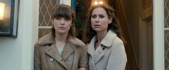 Movie still from “I Give It a Year” (2013), directed by Dan Mazer – Two women standing next to each other in front of a christmas tree; Close Up shot, Over the shoulder angle