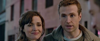 Movie still from “I Give It a Year” (2013), directed by Dan Mazer – A man and a woman standing next to each other; Close Up shot, Over the shoulder angle