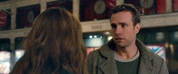 Movie still from “I Give It a Year” (2013), directed by Dan Mazer – A man and a woman talking to each other; Close Up shot, Over the shoulder angle