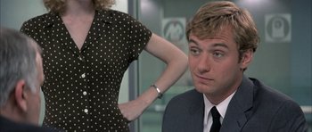 Movie still from “I Heart Huckabees” (2004), directed by David O. Russell – A man and a woman are standing next to each other; Close Up shot, Over the shoulder angle