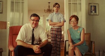 Movie still from “I Love You Phillip Morris” (2009), directed by John Requa – A man and a woman and a young boy are posing for a picture; Medium shot, Low angle