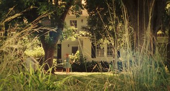 Movie still from “I Love You Phillip Morris” (2009), directed by John Requa – A person standing in front of a house; Extreme Wide shot, Low angle