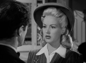 Movie still from “I Wake Up Screaming” (1941), directed by H. Bruce Humberstone – A man and a woman talking to each other in front of each other; Close Up shot, Over the shoulder angle