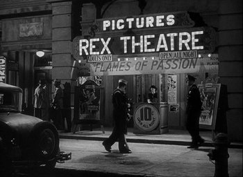 Movie still from “I Wake Up Screaming” (1941), directed by H. Bruce Humberstone – A black and white photo of people walking on the sidewalk; Extreme Wide shot, High angle