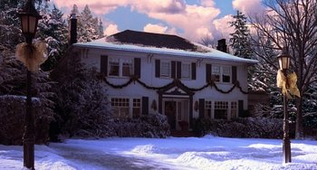 Movie still from “I'll Be Home for Christmas” (1998), directed by Arlene Sanford – A house with a lot of snow on the ground; Extreme Wide shot, High angle