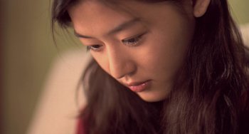 Movie still from “Il Mare” (2000), directed by Hyun-seung Lee – A young woman's face; Close Up shot, High angle