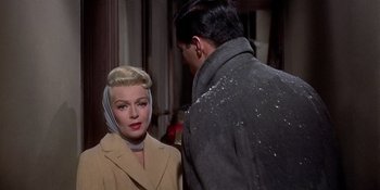 Movie still from “Imitation of Life” (1959), directed by Douglas Sirk – A man and a woman standing next to each other; Close Up shot, Over the shoulder angle