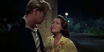 Movie still from “Imitation of Life” (1959), directed by Douglas Sirk – A man and a woman standing next to each other; Close Up shot, Over the shoulder angle