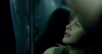 Movie still from “In the Cut” (2003), directed by Jane Campion – A person sitting on a bus; Close Up shot, Over the shoulder angle
