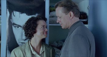 Movie still from “Insomnia” (1997), directed by Erik Skjoldbjærg – A man and a woman standing next to each other in a room; Close Up shot, Over the shoulder angle