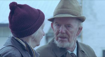 Movie still from “Insomnia” (1997), directed by Erik Skjoldbjærg – An older man and a younger woman talking to each other; Close Up shot, Over the shoulder angle