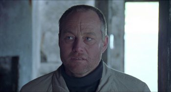 Movie still from “Insomnia” (1997), directed by Erik Skjoldbjærg – A person wearing a jacket; Close Up shot, Low angle