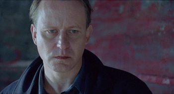 Movie still from “Insomnia” (1997), directed by Erik Skjoldbjærg – A person wearing a black jacket; Close Up shot, Low angle