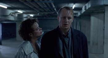 Movie still from “Insomnia” (1997), directed by Erik Skjoldbjærg – A man and a woman standing next to each other; Close Up shot, Over the shoulder angle