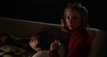 Movie still from “Invasion of the Body Snatchers” (1978), directed by Philip Kaufman – A man and a woman sitting next to each other on a couch; Close Up shot, Over the shoulder angle