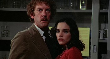 Movie still from “Invasion of the Body Snatchers” (1978), directed by Philip Kaufman – A man and a woman standing next to each other; Close Up shot, Low angle