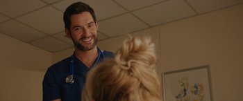 Movie still from “Isn't It Romantic” (2019), directed by Todd Strauss-Schulson – A man in a blue shirt is talking to a woman; Close Up shot, Over the shoulder angle