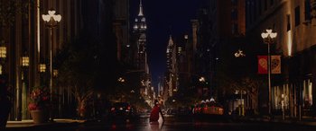 Movie still from “Isn't It Romantic” (2019), directed by Todd Strauss-Schulson – A couple is kissing in the middle of the street; Extreme Wide shot, Low angle