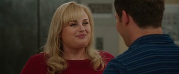 Movie still from “Isn't It Romantic” (2019), directed by Todd Strauss-Schulson – A woman with blonde hair and a red shirt is talking to a man; Close Up shot, Over the shoulder angle