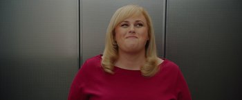 Movie still from “Isn't It Romantic” (2019), directed by Todd Strauss-Schulson – A woman with blonde hair and a pink shirt; Close Up shot, Over the shoulder angle