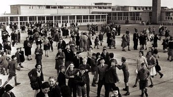 Movie still from “It Might Get Loud” (2008), directed by Davis Guggenheim – A black and white photo of a group of people; Extreme Wide shot, High angle