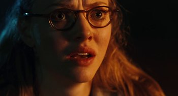 Movie still from “Jennifer's Body” (2009), directed by Karyn Kusama – A person wearing glasses and looking straight ahead; Close Up shot, Over the shoulder angle