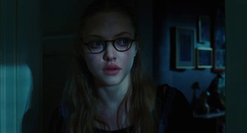 Movie still from “Jennifer's Body” (2009), directed by Karyn Kusama – A woman with glasses is looking at the camera; Close Up shot, Over the shoulder angle