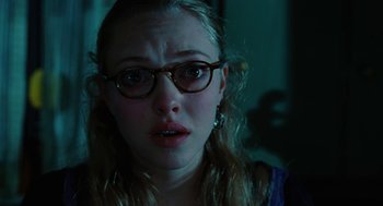 Movie still from “Jennifer's Body” (2009), directed by Karyn Kusama – A woman with glasses is looking at the camera; Close Up shot, Over the shoulder angle