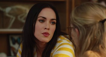 Movie still from “Jennifer's Body” (2009), directed by Karyn Kusama – A person sitting in front of another person; Close Up shot, Over the shoulder angle