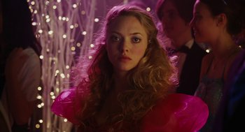 Movie still from “Jennifer's Body” (2009), directed by Karyn Kusama – A woman with long blonde curly hair wearing a pink dress; Close Up shot, Over the shoulder angle