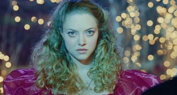 Movie still from “Jennifer's Body” (2009), directed by Karyn Kusama – A person with curly hair; Close Up shot, Over the shoulder angle