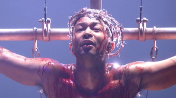 Movie still from “Jesus Christ Superstar Live in Concert” (2018), directed by Alex Rudzinski – A man with blood all over his face and body; Close Up shot, Low angle